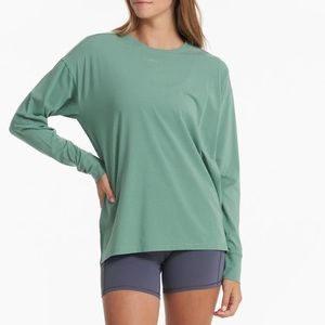Vuori Long-Sleeve Feather Tee in Celadon. Size women’s XL.